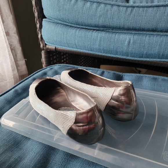 bebe silver flats size 5 - Picture 3 of 4